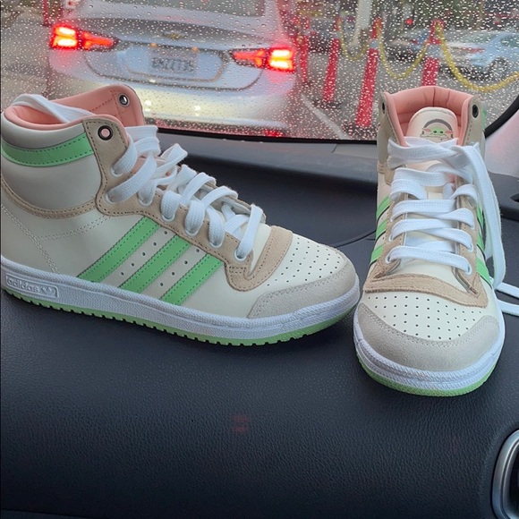 SOLD OUT MANDALORIAN SHOES!!! Baby Yoda - Picture 1 of 4